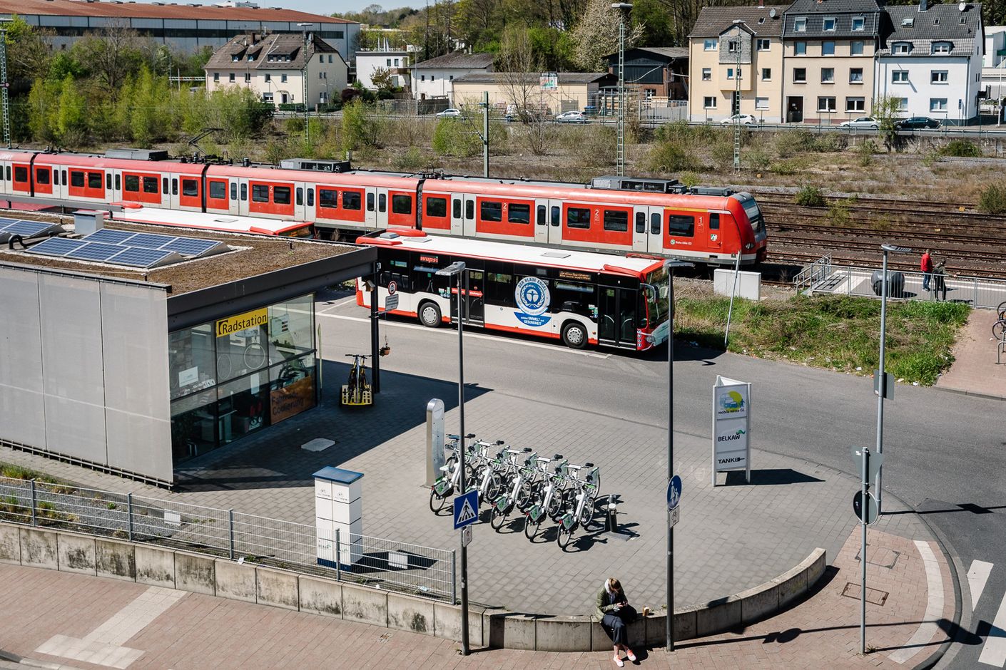 Auch die Mobilstation Bergisch Gladbach bietet Bahnreisenden u.a. Bus- und Bike-Anschluss.